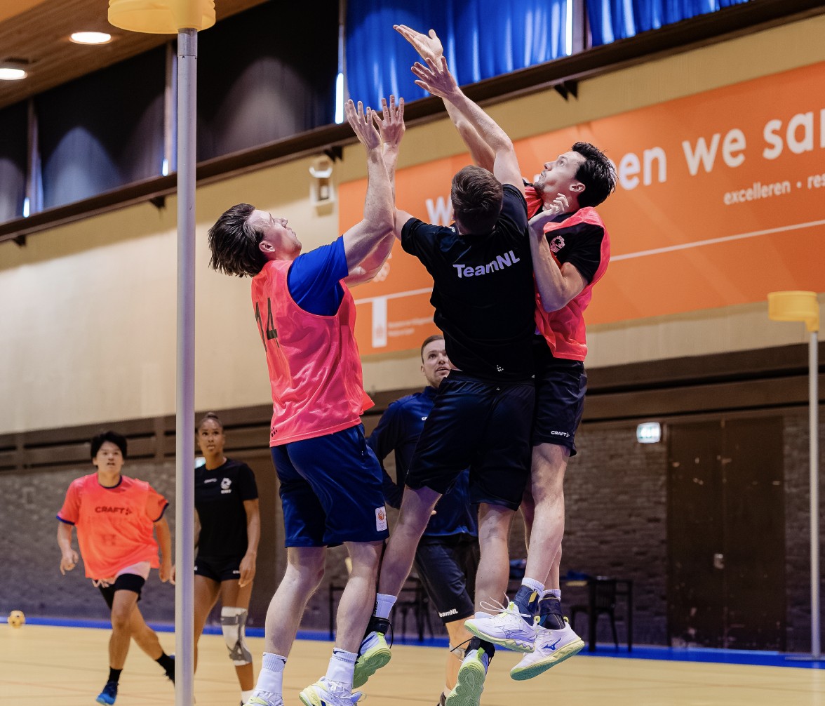 Bo Oppe in actie tijdens een korfbalwedstrijd